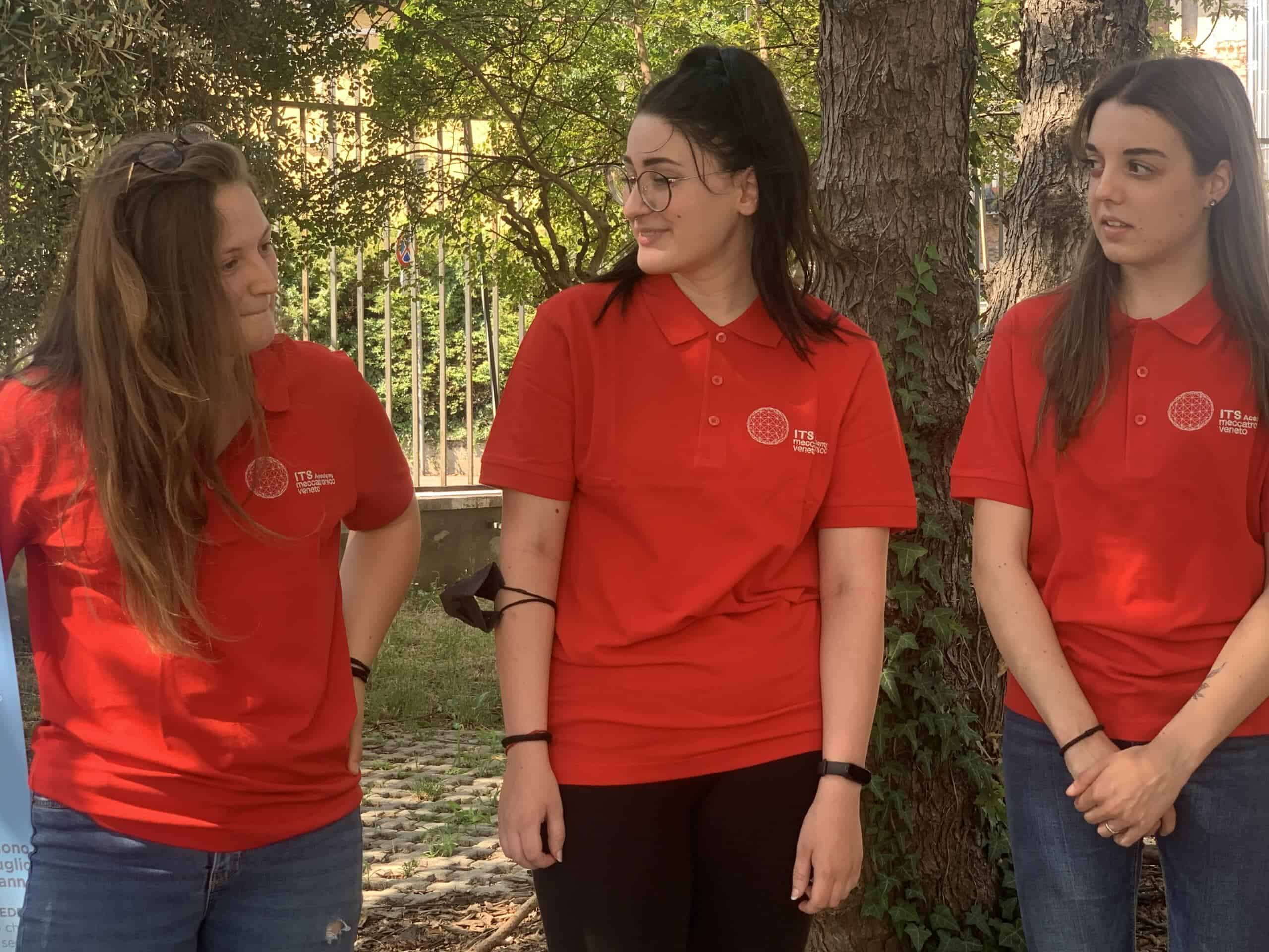girks che parlano4 ragazze e corsi STEM